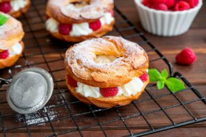 Leia mais sobre o artigo Choux donuts com queijo e framboesas