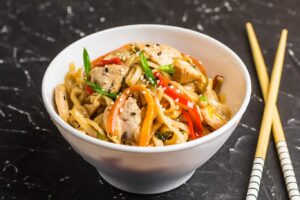 Leia mais sobre o artigo Chow mein de frango com legumes