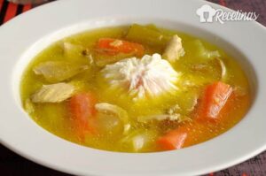 Leia mais sobre o artigo Caldo de galinha com ovo escalfado