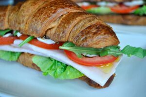 Leia mais sobre o artigo Croissant de peito de peru e ovo cozido
