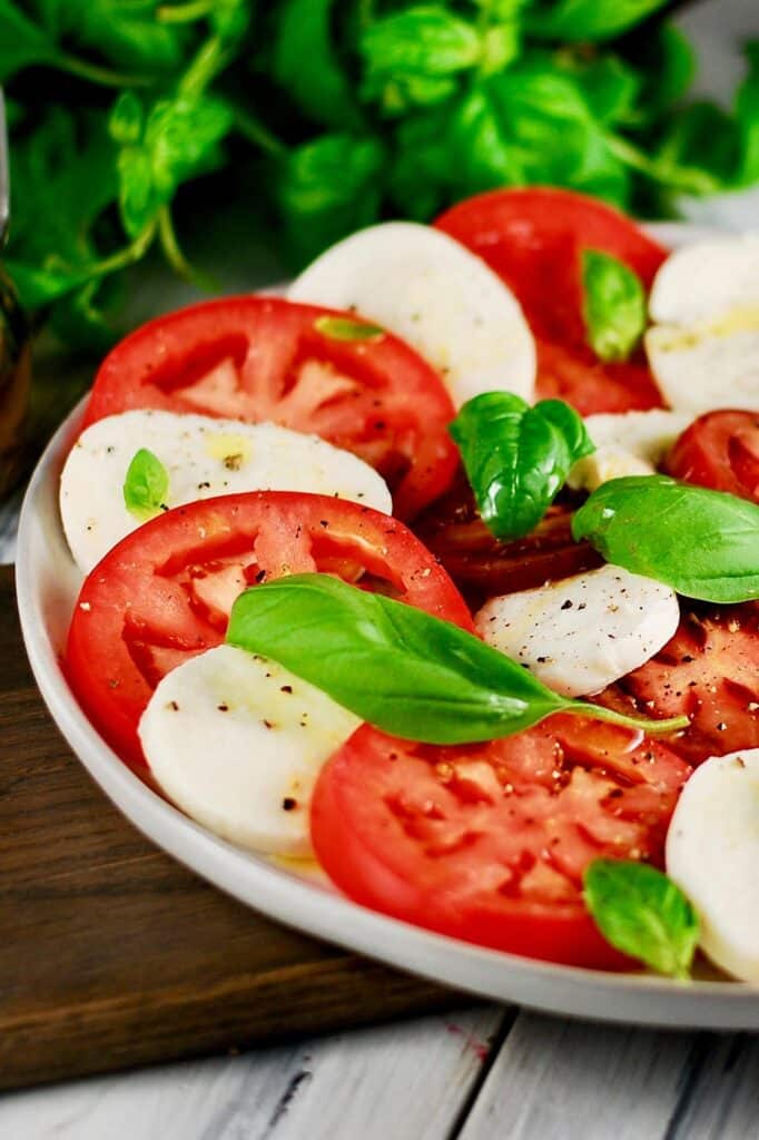 prato de salada caprese