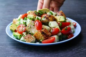 Leia mais sobre o artigo Salada de Frango com Abacate e Pepino