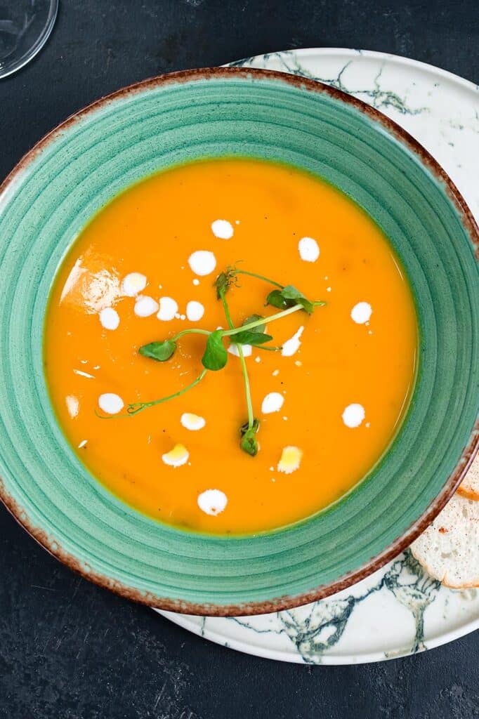 Apresentação de sopa de cenoura laranja